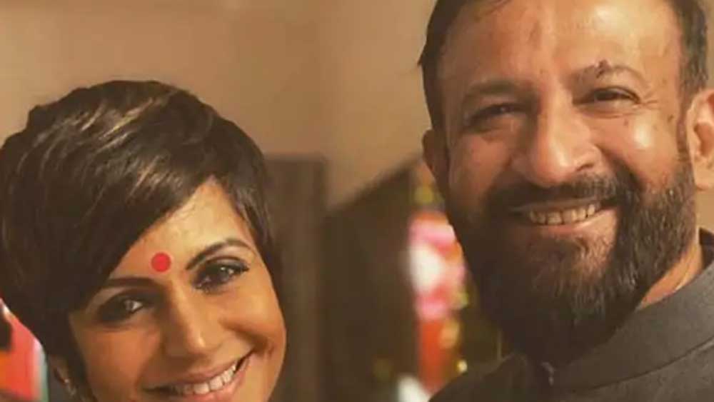 মন্দিরার মতো জীবনসঙ্গী পাওয়ার সুযোগ হারাতে চাননি রাজ। তাই বেশি দেরি করেননি। মুকুল আনন্দের বাড়িতেই এক দিন মন্দিরাকে বিয়ের প্রস্তাব দেন। রীতিমতো কিংকতর্ব্যবিমূঢ় হয়ে পড়েছিলেন মন্দিরা।