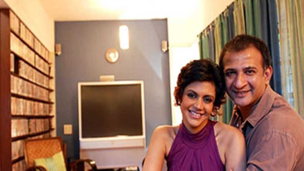 ঘন ঘন দেখা করা। ঘণ্টার পর ঘণ্টা কথা বলা শুরু হয়। খুব তাড়াতাড়ি তাঁরা একে অপরের ভাল বন্ধু হয়ে উঠেছিলেন। রাজ তাঁর জীবনসঙ্গী হিসাবে কতটা উপযুক্ত হবে সেটা বুঝে নিতে একটু সময় নিয়েছিলেন মন্দিরা। কিন্তু মন্দিরাকে প্রথম তিন ডেটিংয়েই বুঝে নিয়েছিলেন রাজ।