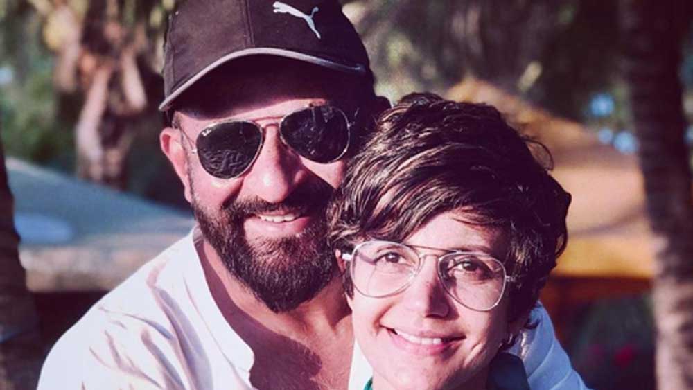 রাজও সেই প্রথম বার মন্দিরাকে দেখেছিলেন তেমন নয়। তবে সেই প্রথম বার চোখ আটকে গিয়েছিল তাঁর। লাল-সাদা স্ট্রাইপ টি-শার্ট এবং খাকি প্যান্টে অনবদ্য লাগছিল মন্দিরাকে। ১৯৯৬ সালের শেষের দিক থেকেই মূলত কাজের বাইরে তাঁদের কথাবার্তা শুরু হয়।