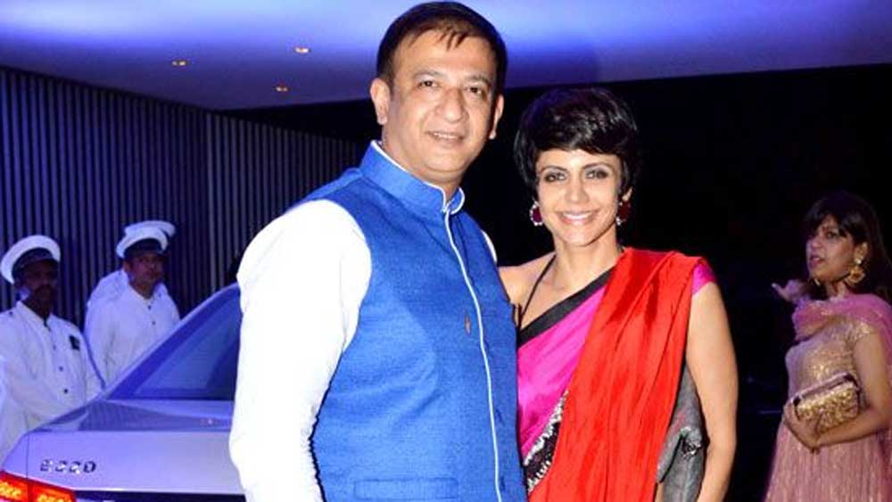 ১৯৯৬ সালে মন্দিরা এবং রাজের প্রথম দেখা একটি অডিশনে। রাজ তখন মুকুল আনন্দের সহকারী হিসাবে কাজ করছিলেন। ‘ফিলিপস ১০’ নামে একটি শো-এর জন্য অডিশন নিতে চূড়ান্ত ব্যস্ত। সেই ব্যস্ততার ফাঁকেই নজর পড়ে মন্দিরার উপর।