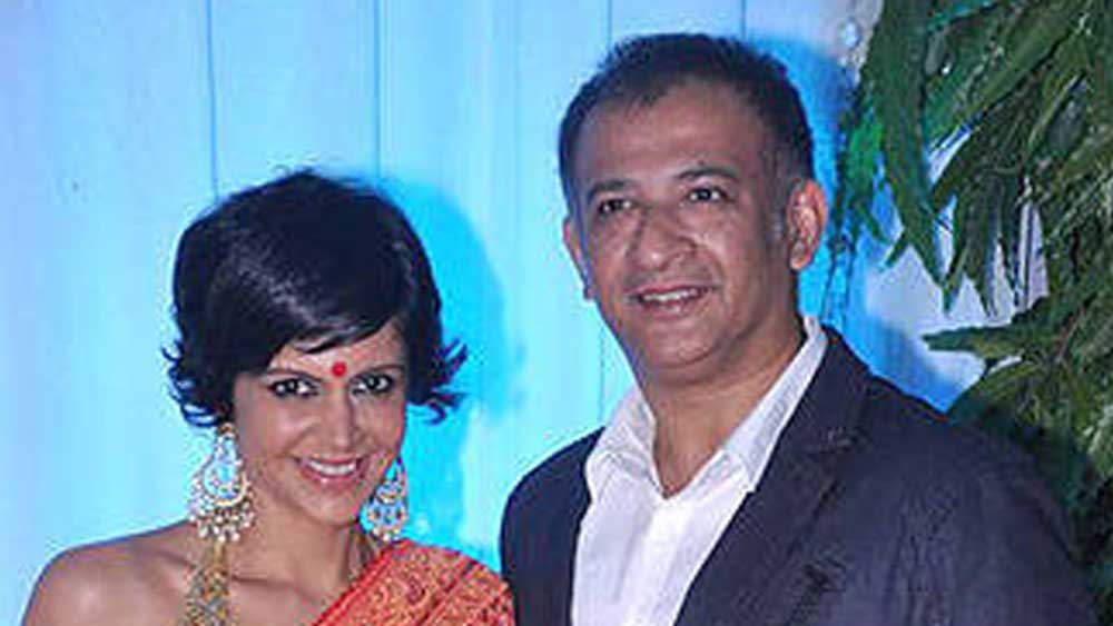 সেটা বুঝতে অবশ্য দেরি হয়নি রাজের। বুঝেছিলেন বলেই প্রথম দেখার তিন বছরের মধ্যে সেই মেয়েকেই বিয়ে করেন তিনি। তার পর একসঙ্গে হাতে হাত রেখে অনেকটা পথ পেরিয়েছেন। অনেক বাধা অতিক্রম করেছেন একসঙ্গে।