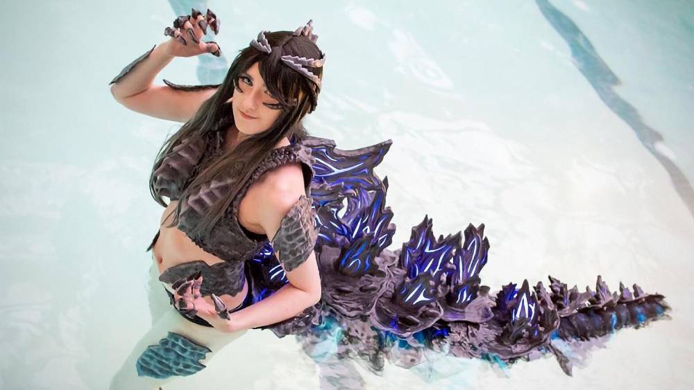 স্কুলে ‘যেমন খুশি সেজে এস’ প্রতিযোগিতা হতো মনে আছে? এটা অনেকটা সে রকমই ব্যপার। তবে সাজেন প্রাপ্তবয়স্কেরা। এবং সেই সাজের জন্য তাঁরা অনেকে প্রচুর টাকা (থুড়ি, ডলার) উপার্যনও করেন! অবাক হবেন না, এই পেশার নাম ‘কসপ্লে’।