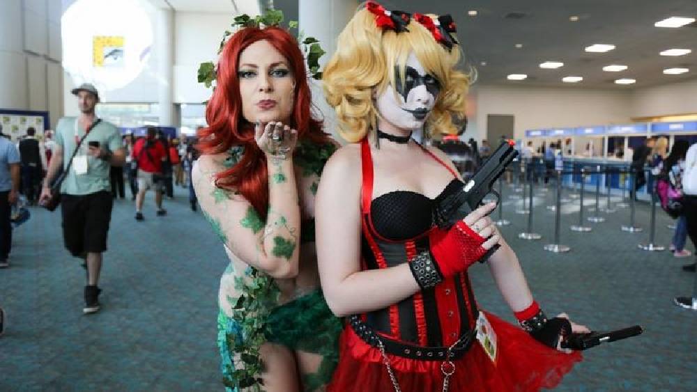 ‘কস্টিউম’ আর ‘প্লে অ্যাক্টিং’ মিলে নাম হয়েছে ‘কসপ্লে’। শুনতে যতটা বালখিল্য মনে হচ্ছে, বিষয়টা কিন্তু তেমন নয়। যাঁরা এই পেশার সঙ্গে যুক্ত, তাঁরা নিজের শিল্পী হিসেবেই তুলে ধরেন বাকি দুনিয়ার কাছে। আর তাতে খুব একটা ভুল নেই। প্রিয় কমিক চরিত্রটাকে বইয়ে যেমন দেখেছেন বা সুপারহিরো সিনেমায় যে পোশাকগুলো অনেক সময়ই ভিএফএক্স’এর জাদুতে তৈরি হয়, সেগুলো নিজে হাতে তৈরি করেন এঁরা। মেকআপ করে হুবহু একই রকম রূপ নেন তাঁরা। 