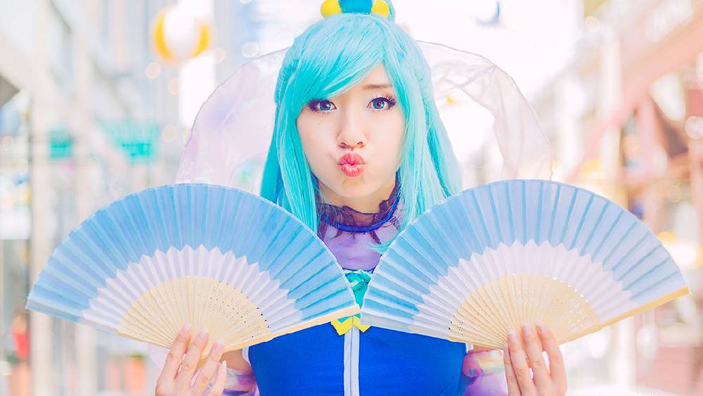 এই সাজের পিছনে যায় ঘণ্টার পর ঘণ্টা পরিশ্রম। এবং অনেক সময় এর পিছনে খরচও হয় প্রচুর। কিন্তু শুধু সাজগোজ করলেই তো হবে না। এরপর কী করে আয় করেন এই কসপ্লে শিল্পীরা? সহজ উত্তর পরিচিত বাড়িয়ে। নেটমাধ্যমে ছবি দেন, ভিডিয়ো তৈরি করেন ইউটিউবে, বিভিন্ন কমিক কনগুলোয় গিয়ে অনুগামীদের সংখ্যা বাড়ান। যে যত জনপ্রিয়, তাঁর আয় তত বেশি। আর পাঁচজন প্রভাবীরা ঠিক যে পথে টাকা উপার্যন করেন, এঁরাই তাঁদের চেয়ে কোনও অংশে পিছিয়ে নেই। বরং এগিয়েই রয়েছেন কিছু কিছু ক্ষেত্রে।