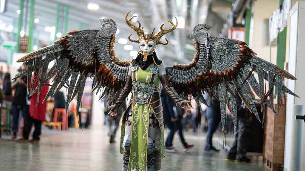 এ ছাড়াও তাঁদের উপার্যনের বেশ কিছু উপায় রয়েছে। অনুগামীদের সঙ্গে দেখা সাক্ষাৎ করে নিজস্ব শিল্প বিক্রি করা, বিভিন্ন অনুষ্ঠানে উপস্থিতির জন্যেও মোটা টাকা আয় করেন এঁরা। এখন বিশ্বজুড়ে নানা রকম সংস্থা তৈরি হয়ে গিয়েছে যেগুলো এঁদের আয় করতে সাহায্য করে। ঠিক তারকাদের সব রকম কাজকর্ম দেখার ভার যেমন কিছু সংস্থা নিয়ে থাকে, এঁদের ক্ষেত্রেও তাই। জনপ্রিয়তা বাড়লে কমিককনে গেলেও এঁরা ১০০০ থেকে ৩০০০ ডলার উপার্যন করতে পারেন মোটে কয়েক ঘণ্টায়!