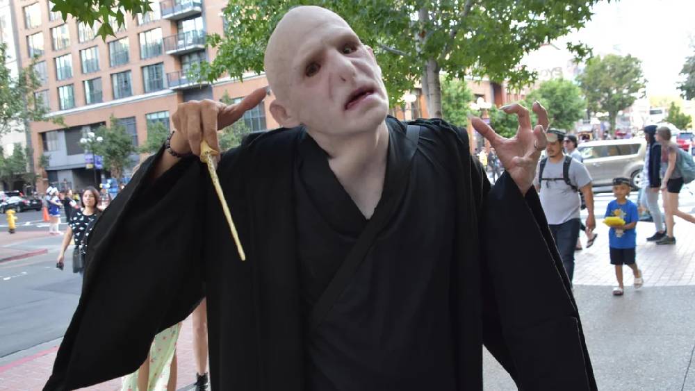 হ্যারি পটার, লর্ড অফ দ্য রিঙ্গস, গেম অফ থ্রোন্‌স, মার্ভেল-ডিসি কমিক্‌সের চরিত্র কসপ্লে দুনিয়ায় যথেষ্ট জনপ্রিয়। কিন্তু তা ছাড়াও বিপুল ভাবে জনপ্রিয় জাপানি অ্যানিমে এবং মাঙ্গা। যাঁরা এই ভাবে সাজেন, তাঁদের অনুগামীর সংখ্যা আকাশছোঁয়া। বিভিন্ন ভিডিয়ো গেমের চরিত্রেরও চাহিদা রয়েছে। কল্প বিজ্ঞান, ফ্যান ফিকশন— কোনও কিছুই বাদ নেই। অনেক সময় কসপ্লে শিল্পীরা জনপ্রিয় হয়ে গেলে এই চরিত্রগুলোই একটু নিজের মতো করে নিজস্ব ব্যক্তিত্ব তৈরি করে ফেলেন। তাতে আরে মজে যান অনুগামীরা।