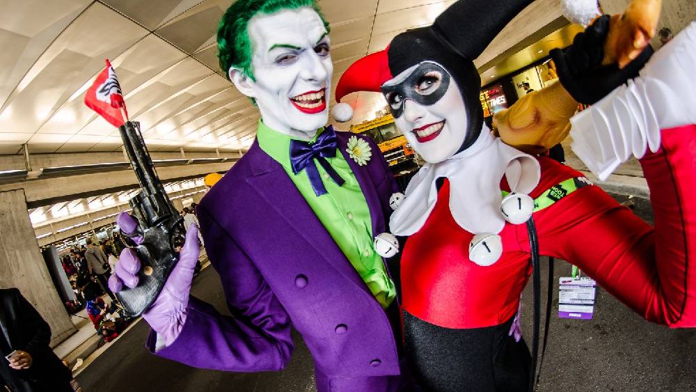 কেউ কেউ আবার সেই চরিত্র বা ব্যক্তিত্ব এতটাই আত্মস্থ করে ফেলেন যে স্বাভাবিক জীবনেও তাঁরা এভাবেই সাজগোজ করে থাকেন। বাস্তব জীবনের কঠিন পরিস্থিতি থেকে পালাতে অনেক সময়ে এই পথ বেছে নেন অনেক শিল্পী। রাস্তাঘাটে বেরোলে যখন অন্য লোকেরা তাঁদের চরিত্রের নাম ধরেই সম্বোধন করেন, সেই খ্যাতি উপভোগ করেন এঁরা। তখন আর বাস্তব জীবনে ফিরতে মন চায় না তাঁদের।