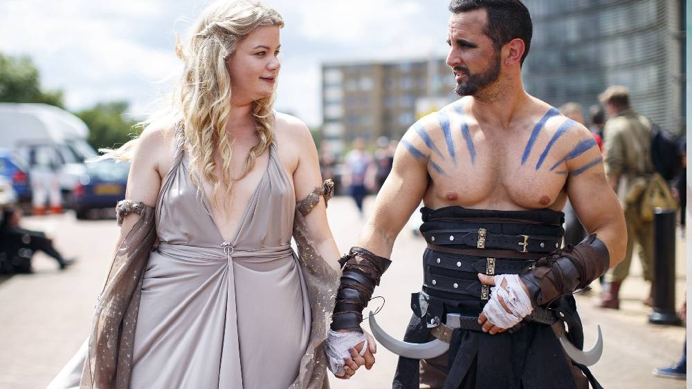 এঁদের অনুগামীর সংখ্যা যেমন অনেক, তেমনই সমাজে বাস করার বিড়ম্বনাও কম নয়। বেশির ভাগ মানুষই তাঁদের এই অদ্ভুত জীবনযাপন মেনে নিতে পারেন না। তাঁদের খ্যাপাটে, বেকার, উদ্ভট মনস্ক— নানা ধরনের অ্যাখ্যা দেন। আত্মীয়স্বজনদের নিজেদের পেশা সম্পর্ক বোঝানো অসুবিধে হয়ে যায় এঁদের পক্ষে। বিশেষ করে অনেক বাবা-মা কিছুতেই বুঝতে পারেন না, তাঁদের সন্তানেরা আসলে ঠিক কী করছেন!