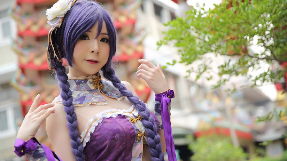 এই পেশায় সুন্দরী মহিলাদের সুবিধে একটু বেশি। নেটমাধ্যমে দ্রুত জনপ্রিয় হয়ে যান তাঁরা। কসপ্লে’র বিভিন্ন সামাজিক পাতায় চোখ রাখলে বুঝতে পারবেন, সেখানে মেয়ে শিল্পীদের সংখ্যাই বেশি। তবে পরিশ্রম এবং গুণ না থাকলে এই পেশায় টিকে থাকা যায় না। সৃষ্টিশীলতা না থাকলে শুধু রূপ দিয়ে বেশি দিন অনুগামীদের ধরে রাখা সম্ভব নয়।