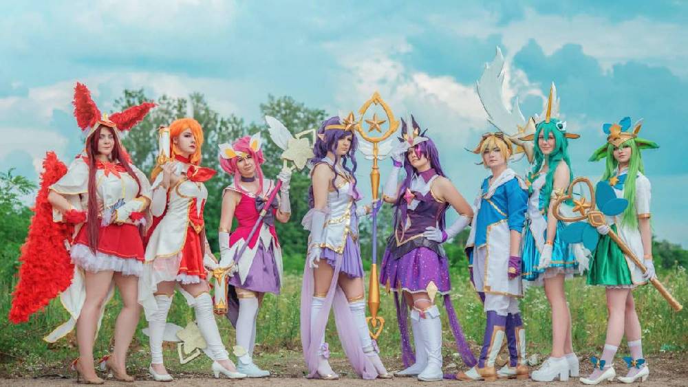 ভারতে এ পেশার রমরমা এখনও শুরু না হলেও, ধীরে ধীরে জনপ্রিয়তা বাড়ছে। দিল্লি, বেঙ্গালুরু, মুম্বই, গোয়া— অনেক জায়গাতেই কসপ্লে শিল্পীরা রয়েছেন। ইনস্টাগ্রাম বা ইউটিউবের মাধ্যমে দিব্যি অনুগামীদের সংখ্যা বাড়িয়ে চলেছেন তাঁরা।