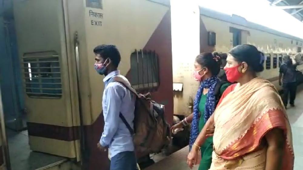 মাকে ফিরিয়ে আনতে মুম্বই যাচ্ছে বড় মেয়ে।