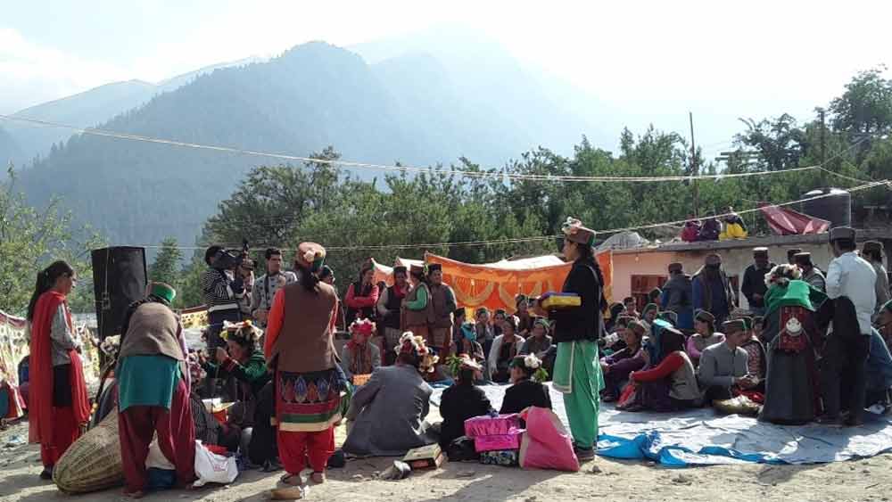 বিশেষজ্ঞদের মতে, ভাইদের মধ্যে জমি যাতে ভাগ না হয় সেই ভাবনা থেকেই ‘দ্রৌপদী’ প্রথার প্রচলন এই অঞ্চলে।