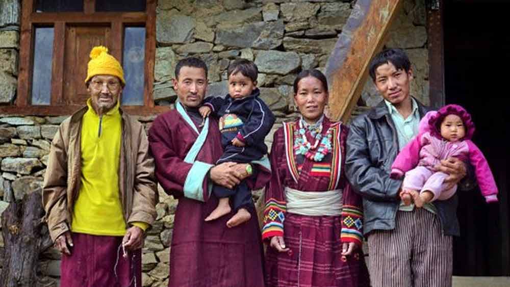 কিন্নররা আসলে নিজেদের পাণ্ডবদের বংশধর মনে করেন। ১৩ বছরের জন্য রাজ্য থেকে নির্বাসিত হওয়ার পর পাণ্ডবরা নাকি এখানেই লুকিয়ে ছিলেন। যদিও এই নিয়ে বিতর্ক রয়েছে। কারণ ইতিহাসবিদদের মতে, পাণ্ডবদের অনেক আগে থেকেই কিন্নরিদের উল্লেখ রয়েছে।