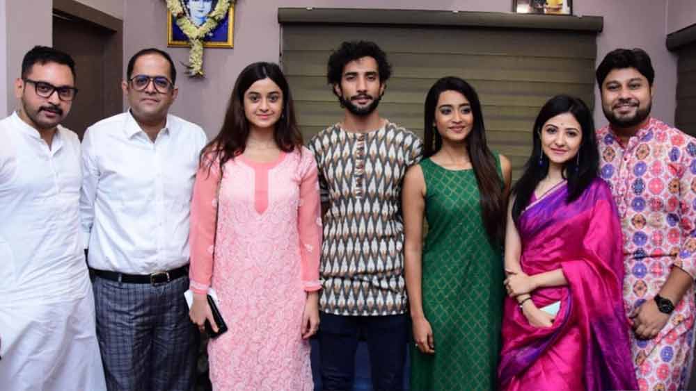 অঙ্কিত দাস, সুরেশ তোলানী, দর্শনা বণিক, ঋষভ বসু, সৃজনী মিত্র, ঐশ্বর্য সেন, সৌম্যজিৎ আদক।