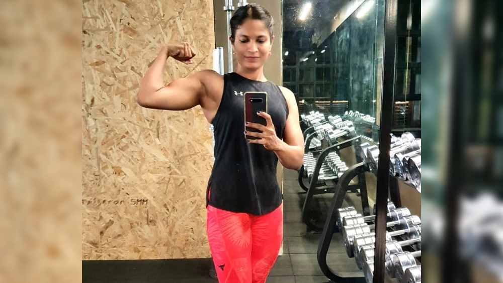 মুম্বইবাসী ওই চিকিৎসকের নাম শর্বরী ইমানদার। বয়স ৩৯। পেশায় চিকিৎসক হলেও নেশায় ভারোত্তোলক তিনি।