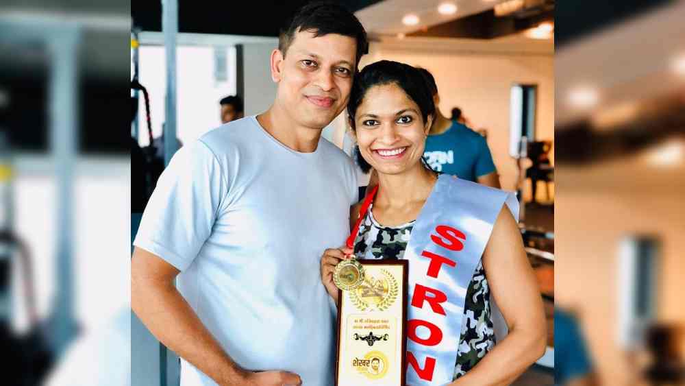 চল্লিশের দোরগোড়ায় পৌঁছে জীবনের প্রথম সোনার পদক জিতেছেন। তার ঠিক এক বছরের মধ্যে ভারোত্তোলন প্রতিযোগিতায় জাতীয় স্তরে রুপো এনে দিয়েছেন নিজের রাজ্য মহারাষ্ট্রকে।