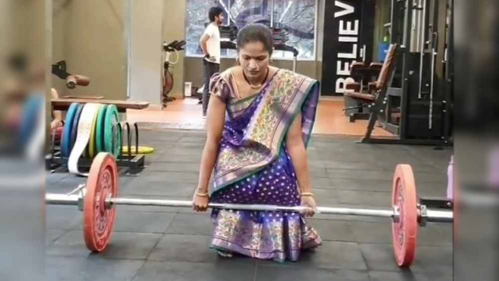 সম্প্রতি নেটমাধ্যমে পোস্ট করা তাঁর একটি ভিডিয়ো ছড়িয়েছে। ওই ভিডিয়োয় শাড়ি পরে ভারোত্তোলন ও শরীরী কসরৎ করতে দেখা যাচ্ছে শর্বরীকে। শাড়ি পরেই করেছেন পুশ আপ।