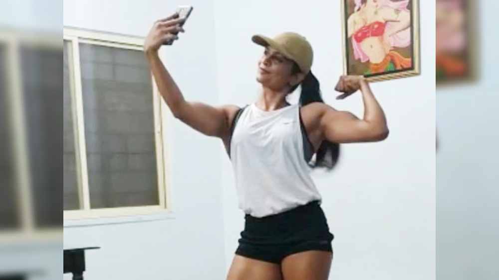 ওই ভিডিয়ো দেখার পর শর্বরীকে ‘মহিলা বাহুবলী’ বলে মন্তব্য করেছেন নেটাগরিকদের একাংশ। জানতে চেয়েছেন শর্বরীর সাফল্য আর সফরের কথাও।