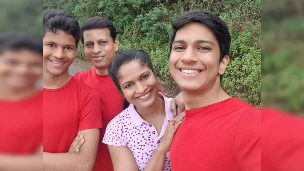 চিকিৎসক হিসেবে দায়িত্ব তো রয়েছেই। এর পাশাপাশি দুই সন্তানের মা শর্বরী। সবদিক সামলে জিমে গিয়ে ওয়েট ট্রেনিং করা তাঁর পক্ষে সহজ ছিল না। তবে স্বাস্থ্য নিয়ে শর্বরীর অতি আগ্রহই তাঁকে এই সব প্রতিকূলতা কাটিয়ে উঠতে সাহায্য করেছে।