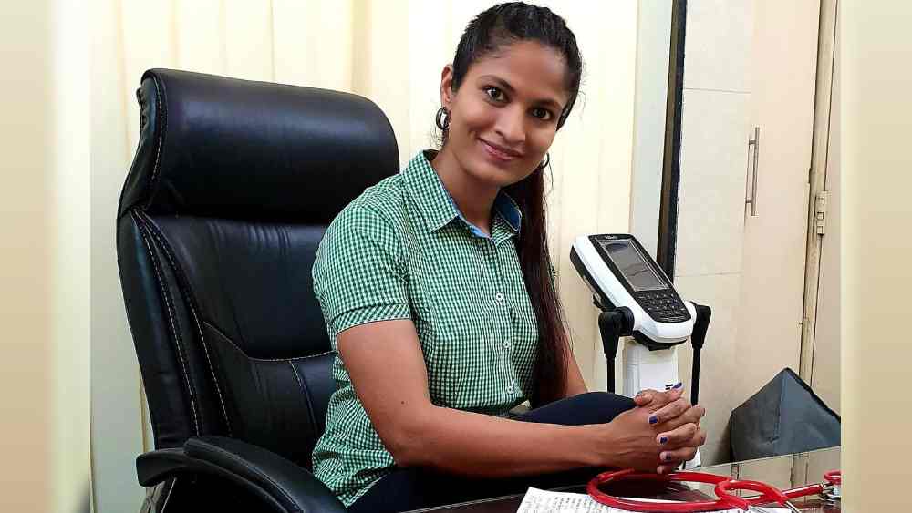 পুণের আয়ুর্বেদিক কলেজ থেকে স্নাতক স্তরের পড়াশোনা শেষ করে স্নাতকোত্তরও পড়েছেন শর্বরী। তিনি আয়ুর্বেদিক চিকিৎসায় এমডি।