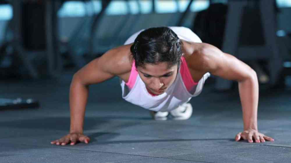 ব্যাপারটা অবশ্য খুব সহজও ছিল না। শর্বরীর কথায়,  ‘‘প্রথম প্রথম তো পুল আপ পুশ আপই ঠিক ভাবে করতে পারতাম না। তবে এখন ৫২ কেজি ওজন অনায়াসে তুলতে পারি।’’