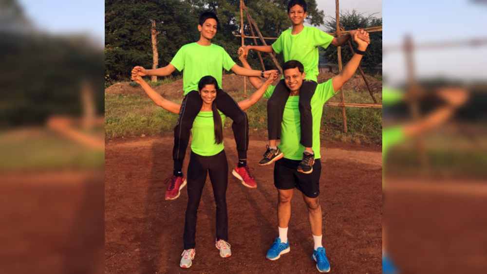 শর্বরীর দুই ছেলের এক জনের বয়স ১৭, আরেক জনের ১৪। তাদের দায়িত্ব পালন করেই প্রতি দিন ২ ঘণ্টা করে জিমে সময় দেন তিনি। 