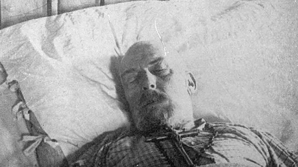 ইটালির ত্রিয়েস্তে বাসকালে ১৮৯০ সালে রিচার্ড হৃদরোগে প্রয়াত হন। যদিও তিনি অসংখ্য বার ধর্ম পরিবর্তন করেছিলেন, তবু স্ত্রী ইসাবেলার ইচ্ছায় রোমান ক্যাথলিক মতেই তাঁর অন্ত্যেষ্টি সম্পন্ন হয়। শেষ বয়সে বার্টন নিজেকে ‘নিরীশ্বরবাদী’ বলতেন। ইসাবেলার প্রয়াণের পর রিচার্ডের কবর স্থানান্তরিত হয়। দক্ষিণ পশ্চিম লন্ডনের মর্টলেকের এক সমাধিক্ষেত্রে তাঁদের দু’জনেরই সমাধি নির্মাণ করা হয়।