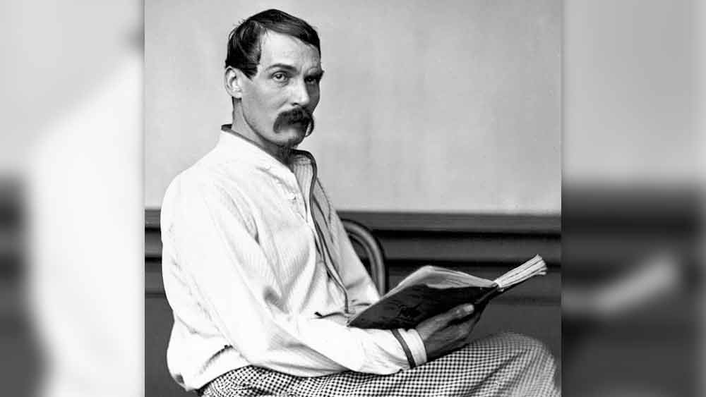 ১৮২১ সালে ইংল্যান্ডের ডেভনের টোরকি নামের এক সমুদ্রশহরে জন্ম রিচার্ডের। বাবা জোসেফ নেটারভিল বার্টন ছিলেন ব্রিটিশ সেনাবাহিনীর এক আধিকারিক। বাবা জন্মসূত্রে আইরিশ হলেও রিচার্ডের মা মার্থা বেকার ছিলেন ইংরেজ অভিজাত পরিবারের সন্তান। বাবার চাকরি সূত্রে রিচার্ডের ছেলেবেলা কেটেছে ভ্রাম্যমান অবস্থায়।