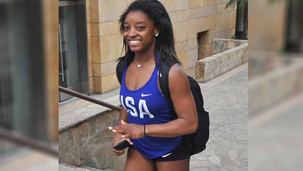 তার দু’বছর পর থেকে অ্যামি বুরমানের অধীনে প্রশিক্ষণ নিতে শুরু করেন সিমোন। ১৪ বছর বয়সে ২০১১ সালে প্রথম প্রতিযোগিতায় নামেন। হিউস্টনের আমেরিকান ক্ল্যাসিক্সে অলরাউন্ডে তৃতীয় হন, ভল্টে প্রথম এবং ফ্লোর এক্সসারসাইজে চতুর্থ।