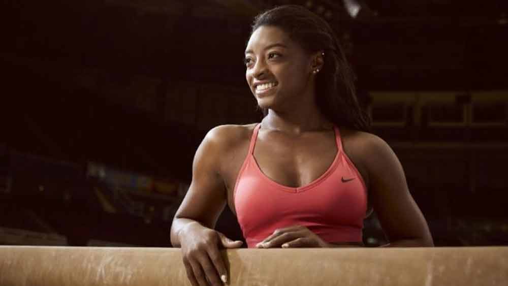 তিনিই যুক্তরাষ্ট্রের প্রথম মেয়ে জিমন্যাস্ট যিনি এক অলিম্পিক্সে চারটি সোনা জিতেছিলেন। সব মিলিয়ে মোট ২৭টি সোনা, ৪টি রুপো এবং ৪টি ব্রোঞ্জ জিতেছেন তিনি।