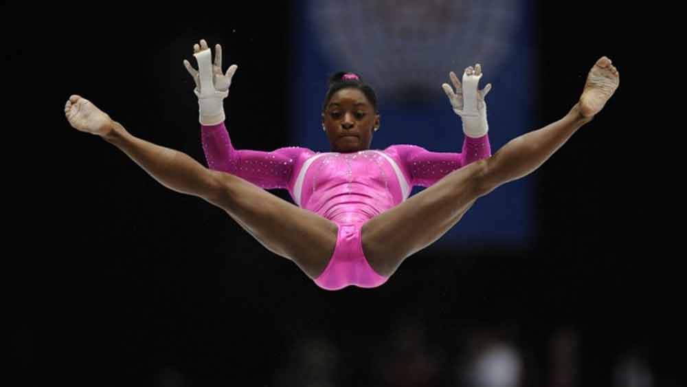 সিমোনের জন্ম আমেরিকার কলম্বাসে। চার ভাইবোনের মধ্যে তৃতীয় ছিলেন তিনি।