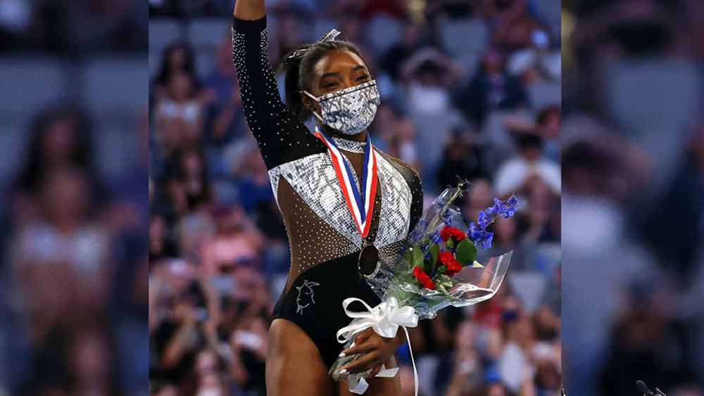 জীবনের দ্বিতীয় অধ্যায়ের সূচনা হয় ওই দিন থেকেই। সিমোনের পড়াশোনা, জিমন্যাস্টিক সমস্ত কিছু দায়িত্ব নিয়ে করিয়েছেন তাঁরাই। দিনে ২০ থেকে ৩২ ঘণ্টা অনুশীলন করতেন সিমোন। তার জন্য স্কুল ছেড়ে ঘরেই পড়াশোনা শুরু করেন তিনি।