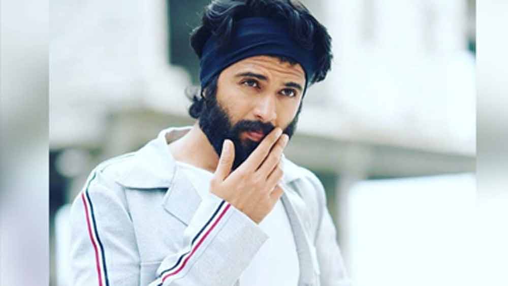 বিজয়ের বাবা অবশ্য পারিবারিক চাষাবাদের দিকে মনযোগ দেননি। বরং তিনিই পরিবারের প্রথম ব্যক্তি যিনি বিনোদন জগতের দিকে পা বাড়িয়েছিলেন।