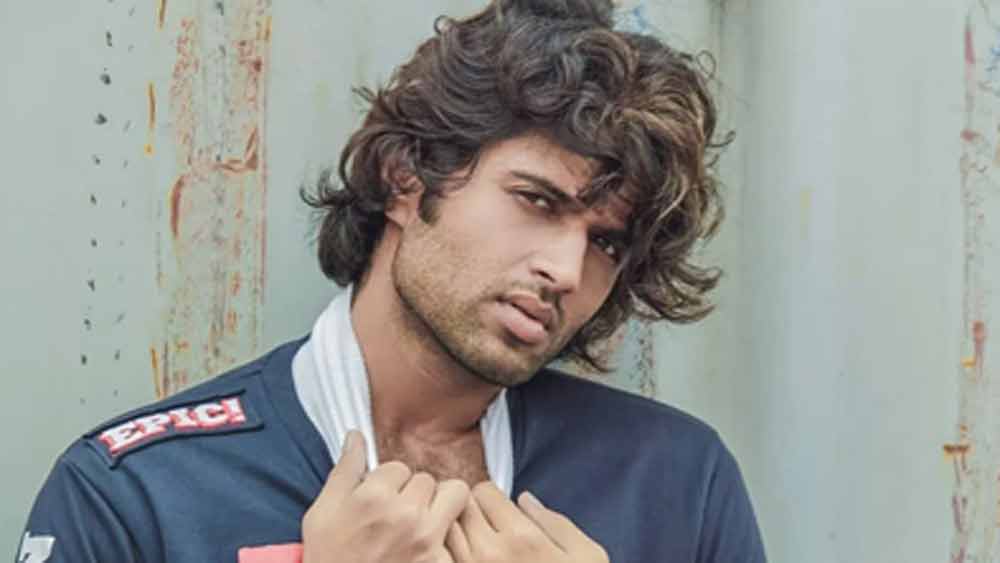 দক্ষিণী ছবির সুপারস্টার তিনি। বলিউডেও অভিষেক হতে চলেছে তাঁর। বিজয়ের বাবাও ছোটখাটো চরিত্রে অভিনয় করেছেন। তাতে সাফল্য না পেয়ে তিনি পরিচালনাতে হাত দিয়েছিলেন। সেখানেও ব্যর্থ হন।