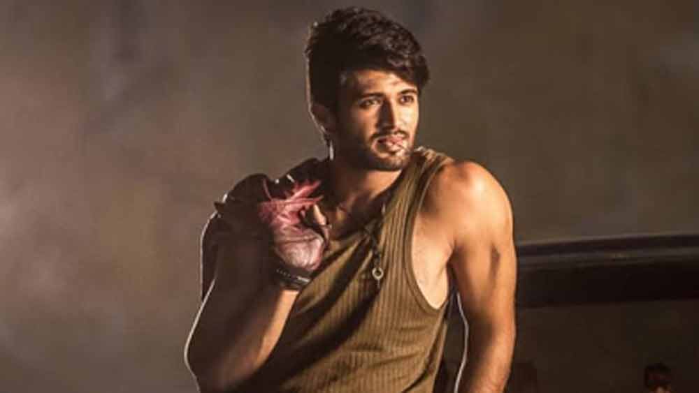 কিছু সময় হায়দরাবাদের একটি স্কুলে পড়াশোনার পর বিজয় অনন্তপুরের সত্য সাই উচ্চমাধ্যমিক স্কুলে ভর্তি হয়ে যান। এর পর হায়দরাবাদের বাদরুকা কলেজ অব কমার্স থেকে স্নাতক হন।