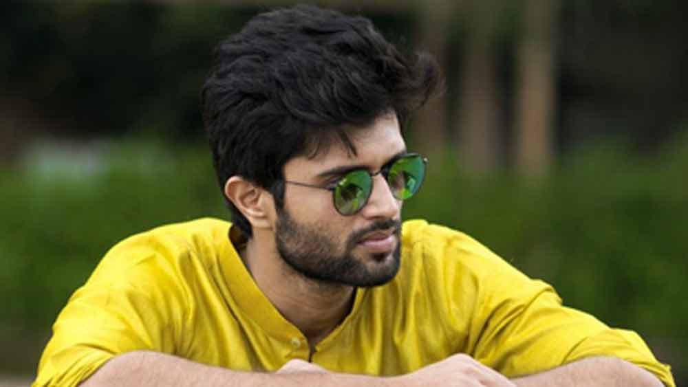 কলেজে পড়ার সময়ই তাঁর বাবা সাফ জানিয়ে দিয়েছিলেন, বেশি টাকা তিনি খরচ করতে পারবেন না। বিজয় যেন নিজের ভবিষ্যৎ নিজেই ভেবে নেন।