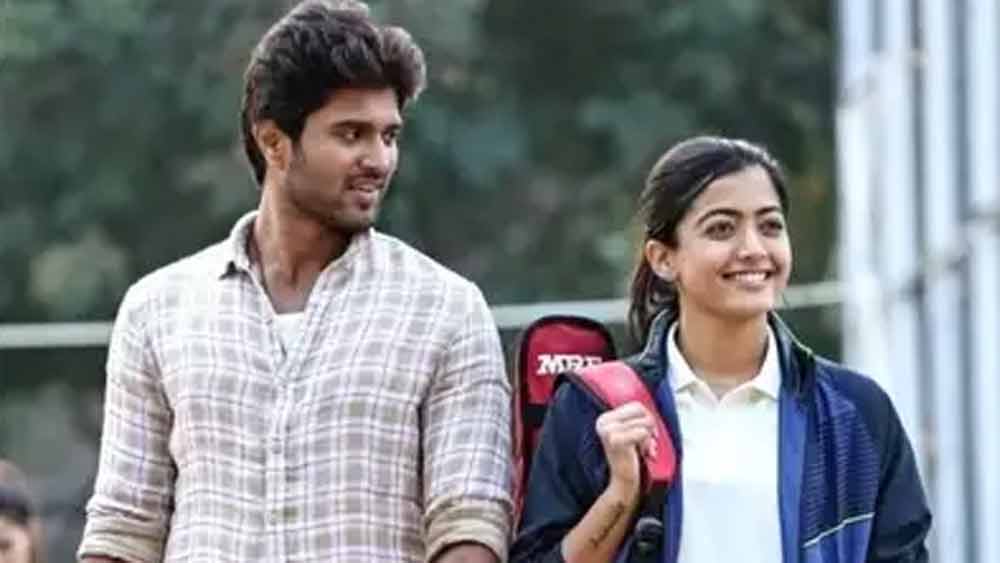 পরিবারের দেওয়া সেই নামটা আজও বয়ে চলেছেন বিজয়। নিজের বাড়ির নাম রেখেছেন রাউডি।