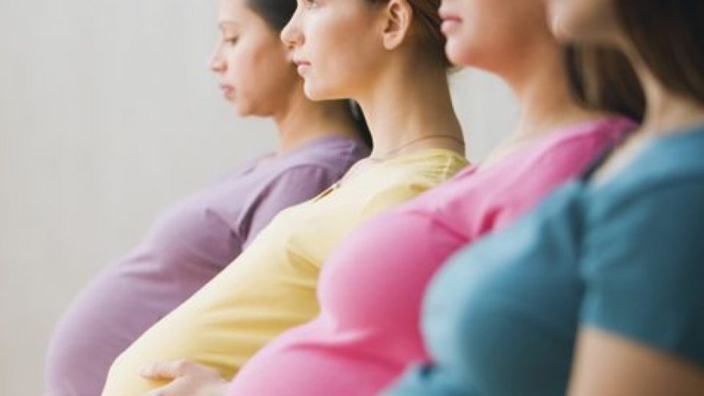 অর্থের বিনিময়ে সন্তান ধারণের পরিষেবা বিশ্বের কয়েকটি দেশই দিতে পারে। ইউক্রেন তার মধ্যে একটি। সারোগেসির মাধ্যমে সন্তান উৎপাদনকে পুরদস্তুর বাণিজ্যিক পর্যায়ে নিয়ে গিয়েছে এই দেশ। গত কয়েক বছরে ইউক্রেনে এই ‘শিল্প’ এতটাই বেড়েছে যে, গোটা দুনিয়ার কাছে এখন দেশটির পরিচিতি ‘শিশু উৎপাদনের কারখানা’ নামে।