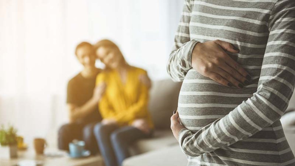 সন্তান উৎপাদনে অক্ষম বাবা-মায়েরা সারোগেসির মাধ্যমে আত্মজের স্বপ্নপূরণ করছেন এখানে। অবশ্য তার জন্য কিছু শর্ত মানতে হয়। পরিষেবা বুঝে দিতে হয় দাম। তবে উপযুক্ত মূল্য দিলে সন্তান ধারণের হেন কোনও পরিষেবা নেই, যা পাওয়া যাবে না ইউক্রেনে।