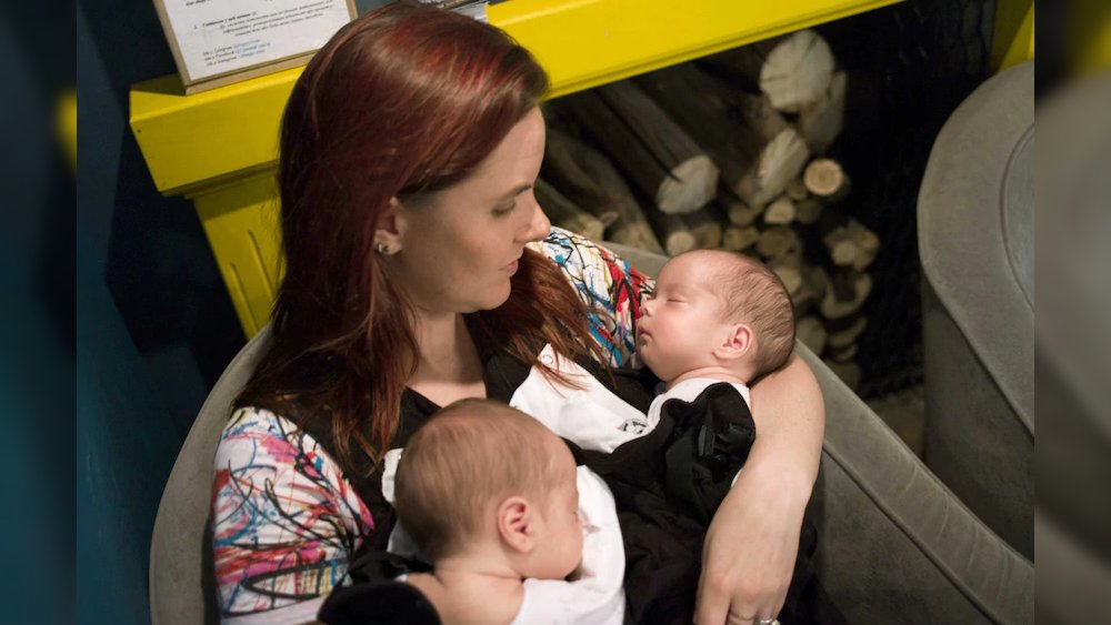 ফেসবুকের একটি বিজ্ঞাপন দেখে ওই দম্পতি ইউক্রেনে গিয়েছিলেন। তাঁরা জানিয়েছেন, সেখানে এই ধাত্রী-মায়েদের থাকার ব্যবস্থা দেখে বিস্মিত হয়েছেন তাঁরা। অভিযোগ, এই মায়েরা বাতানুকূল ব্যবস্থাহীন, অস্বাস্থ্যকর পরিবশে বসবাস করেন।