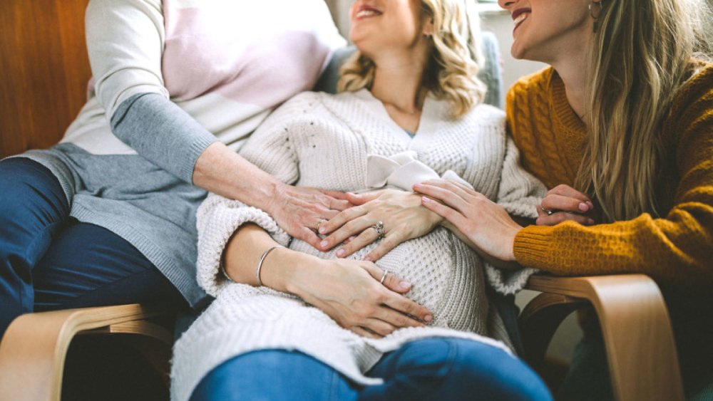 এছাড়াও সারোগেসি প্রক্রিয়ায় সন্তান ধারণের জন্য সন্তানেচ্ছুক বাবা-মায়েদের বেশ কিছু শর্ত পালন করতে হবে। ইউক্রেনের নিয়মে কোনও সমকামী দম্পতি এই প্রক্রিয়ায় সন্তান ধারণ করতে পারবেন না। আইনত বিবাহিত নারী-পুরুষ দম্পতিই সারোগেসি প্রক্রিয়ায় সন্তান ধারণের সুযোগ পাবেন। এ ছাড়া ওই দম্পতি যে সন্তানের জন্ম দিতে অক্ষম তার বৈধ মেডিক্যাল প্রমাণপত্রও থাকতে হবে।