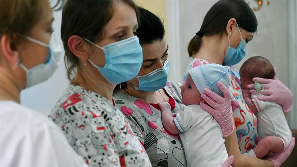 রোজগারের লক্ষ্যে গর্ভ ভাড়া দেন এই মায়েরা। তবে তাঁদের অস্বাস্থ্যকর পরিবেশে রাখা হয় বলে সম্প্রতি অভিযোগ করেছেন ব্রিটেনের এক দম্পতিও। 