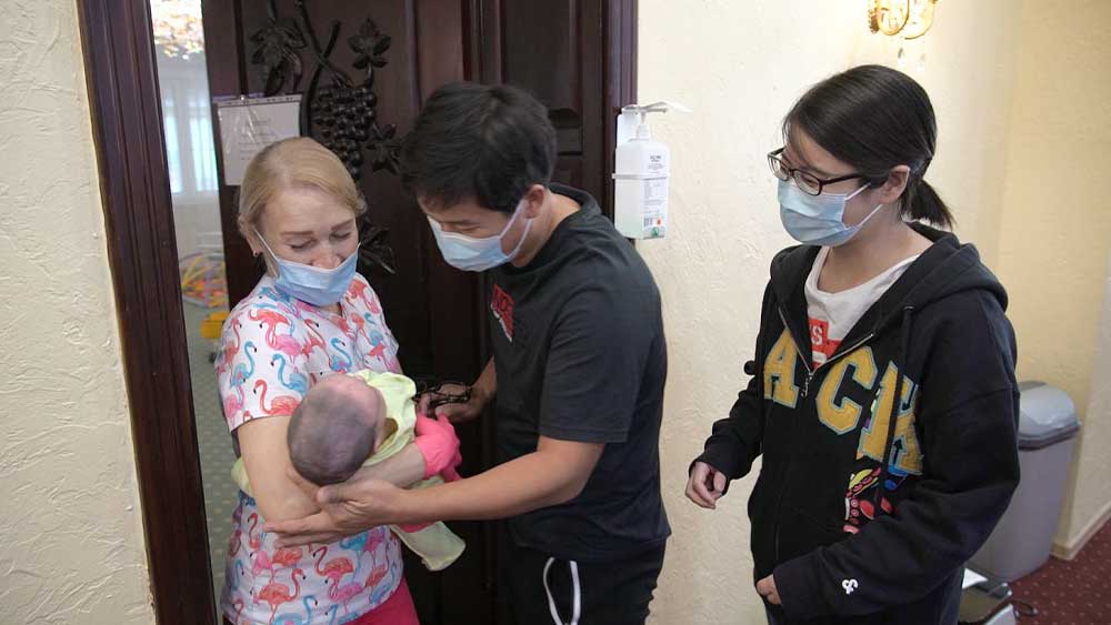 এই সংস্থারই ওয়েবসাইটের তথ্য বলছে, চাইলে পুত্রসন্তান বা কন্যাসন্তানের জন্যও চেষ্টা করতে পারেন সন্তানেচ্ছুক বাবা-মায়েরা। সেই সুযোগ দেয় ইউক্রেন। তবে তার জন্য অতিরিক্ত মূল্য দিতে হয়।