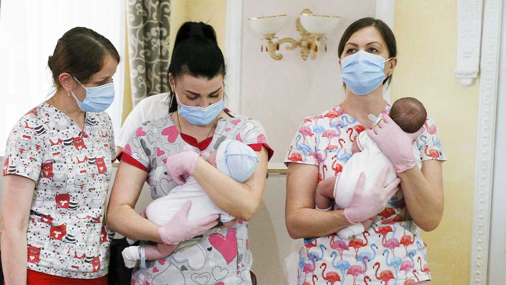 কী ভাবে? বায়োটেক্সকম জানাচ্ছে, এ ক্ষেত্রে দু’টি বিকল্প রয়েছে। ছেলে বা মেয়ে বেছে নিতে দু’বার  চেষ্টা করতে পারেন এই বাবা-মায়েরা। আবার চাইলে পছন্দের ফল না পাওয়া পর্যন্ত চেষ্টা করেই যেতে পারেন। এর জন্য দু’রকম দর রয়েছে। প্রথম বিকল্পের খরচ ৪৯ হাজার ৯০০ ইউরো অর্থাৎ ৪৪ লক্ষ ২০ হাজার টাকা। দ্বিতীয় বিকল্পের খরচ ৬৪ হাজার ৯০০ ইউরো বা সাড়ে ৫৭ লক্ষ টাকা।