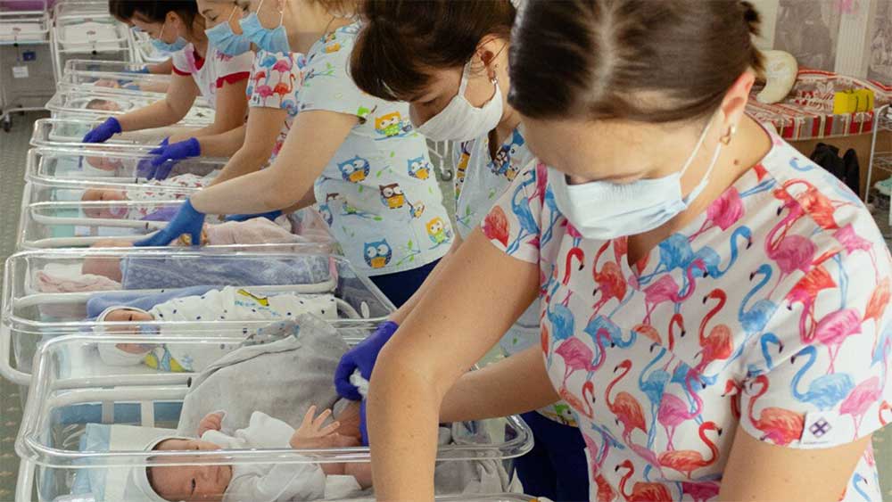 তবে এত নিয়ম–কানুনের আড়ালে আসল জায়গাতেই নাকি গণ্ডগোল! যে ধাত্রী-মায়েদের উপর ভর করে ইউক্রেনের এই বাণিজ্যিক সাফল্য তাঁদের অভিযোগ, সন্তান ধারণের পারিশ্রমিক নাকি মাঝে মধ্যেই বকেয়া থেকে যায়।