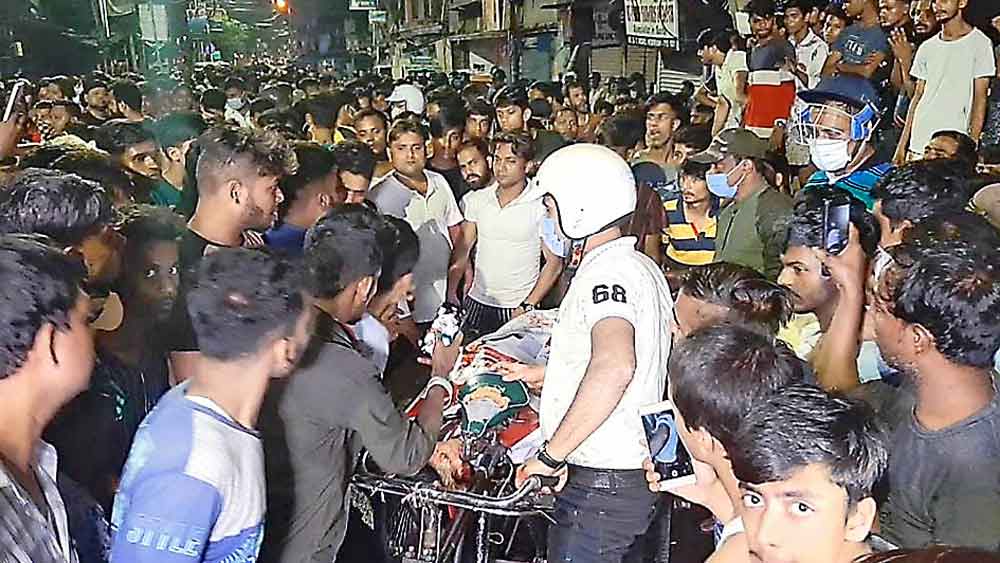 দেহ আটকে বিক্ষোভ। বৃহস্পতিবার রাতে, পিলখানায়। নিজস্ব চিত্র