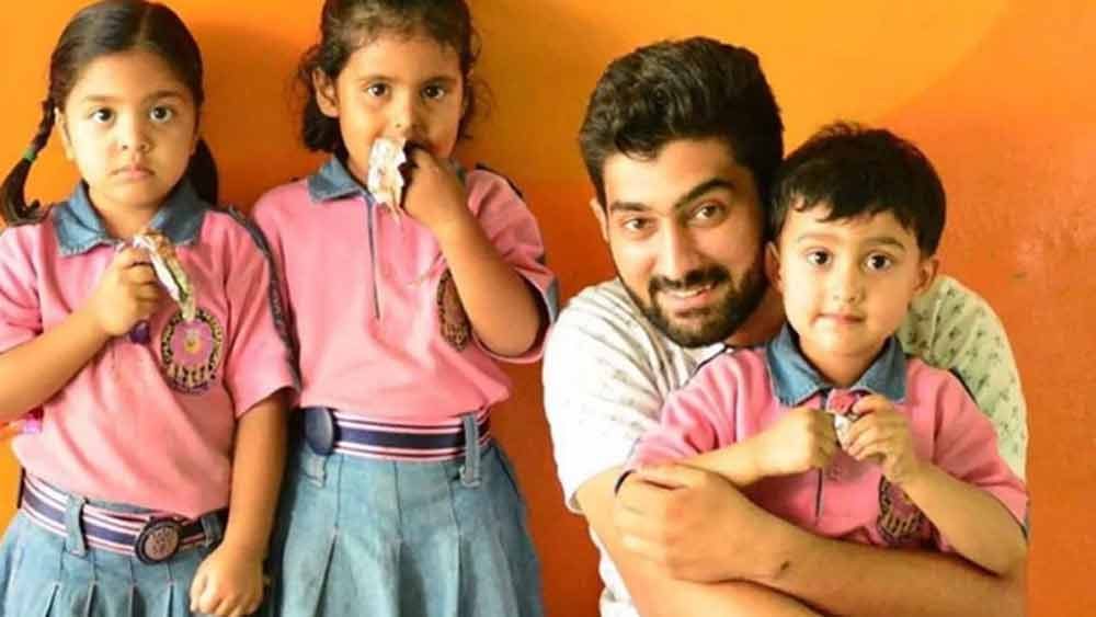 সবচেয়ে ভয়ানক পরিস্থিতি সেই সমস্ত শিশুর, যারা মা-বাবা দু’জনকেই হারিয়ে অনাথ হয়ে পড়েছে। দেশে এ রকম শিশুর সংখ্যা কম নয়।