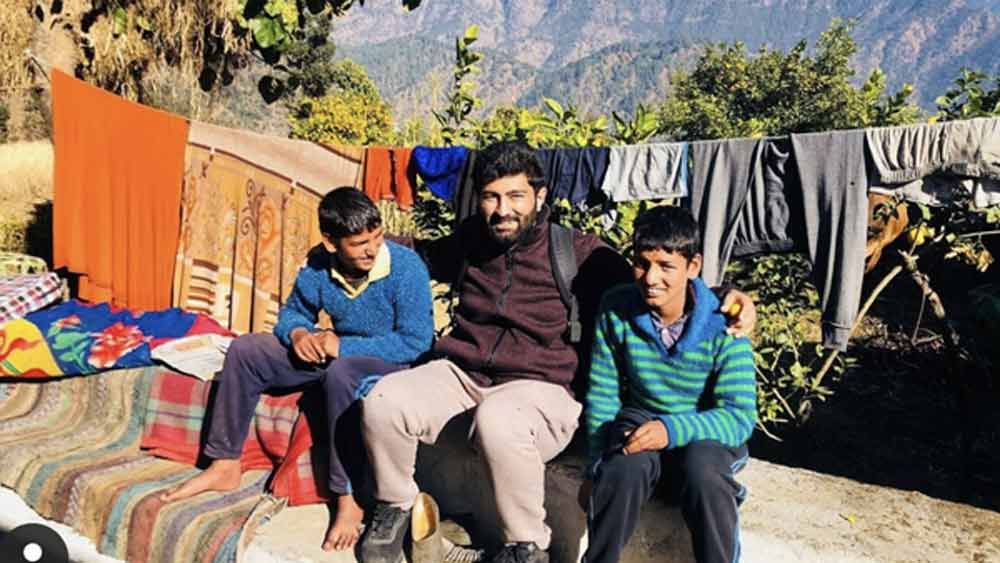 ২৬ বছরের জয়ের একটি স্বেচ্ছাসেবী সংস্থা রয়েছে। দেহরাদূনের পাহাড়ি রাস্তায় বড় হয়েছেন তিনি।