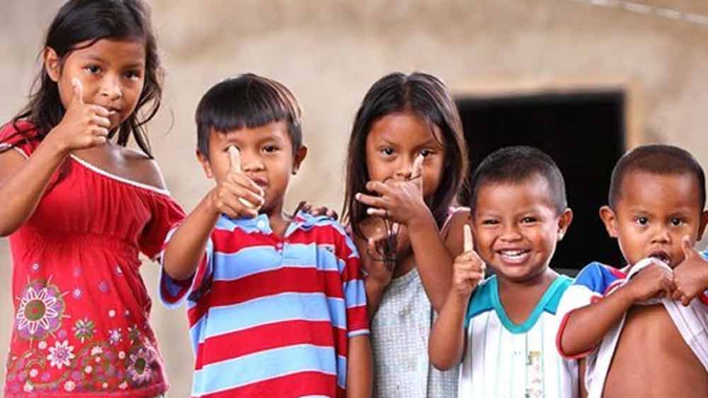 নিত্য প্রয়োজনীয় জিনিসপত্র, ওষুধ এ সবও বাড়ি বাড়ি পৌঁছে দিয়েছেন সম্পূর্ণ নিখরচায়।