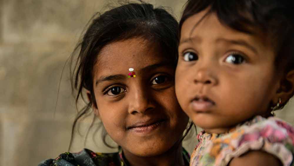 মা-বাবাকে হারিয়ে পথে বসার উপক্রম হয়েছিল সে সমস্ত পরিবারের সন্তানদের। আর নিজেকে দূরে সরিয়ে রাখতে পারেননি তিনি। ঠিক করে ফেলেন তাঁদের ভরণপোষণের সম্পূর্ণ দায়িত্ব নিজের কাঁধে তুলে নেওয়ার।